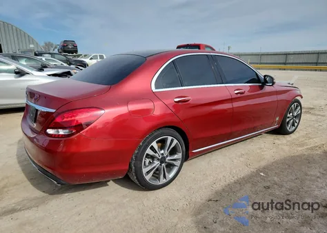 2016 Mercedes-Benz C 300 z USA, uszkodzony, nr VIN 55SWF4JB3GU151487